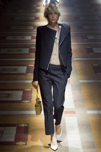 Look 10
